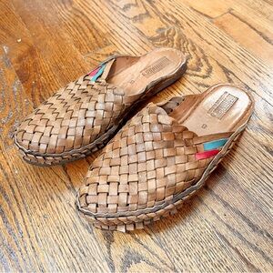 Mohinders woven slides in Honey + Stripes